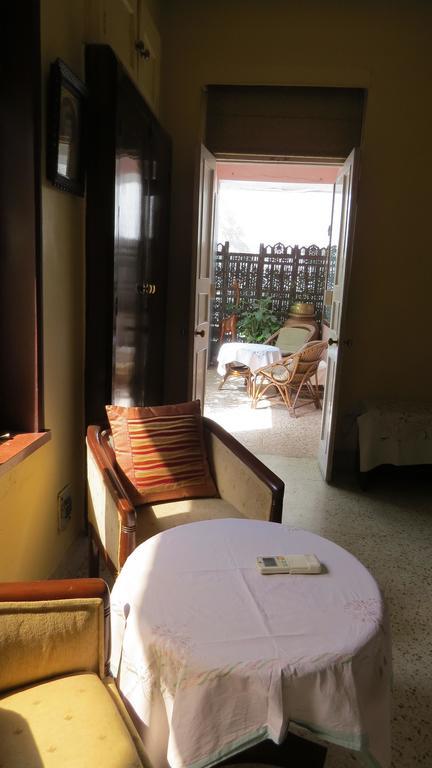 Master Bed And Breakfast New Delhi Room photo
