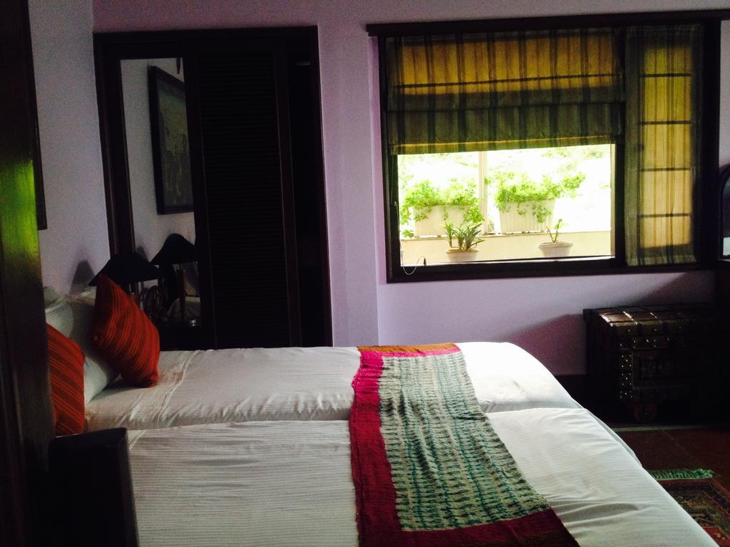 Master Bed And Breakfast New Delhi Room photo